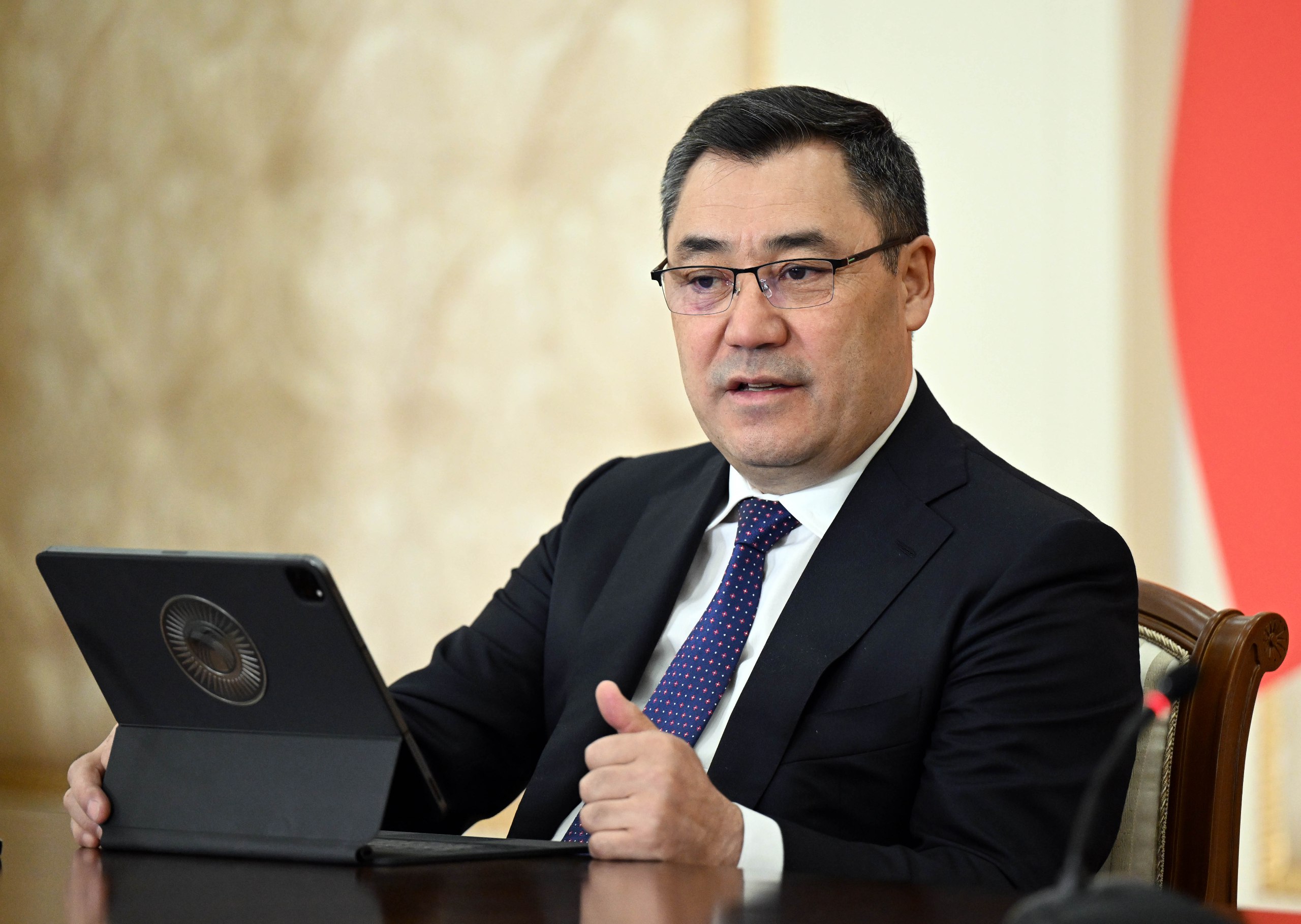 Садыр Жапаров: "Биз жерлерибизди сатпайбыз, бирок инвестициясыз мамлекетти өнүктүрө албайбыз"