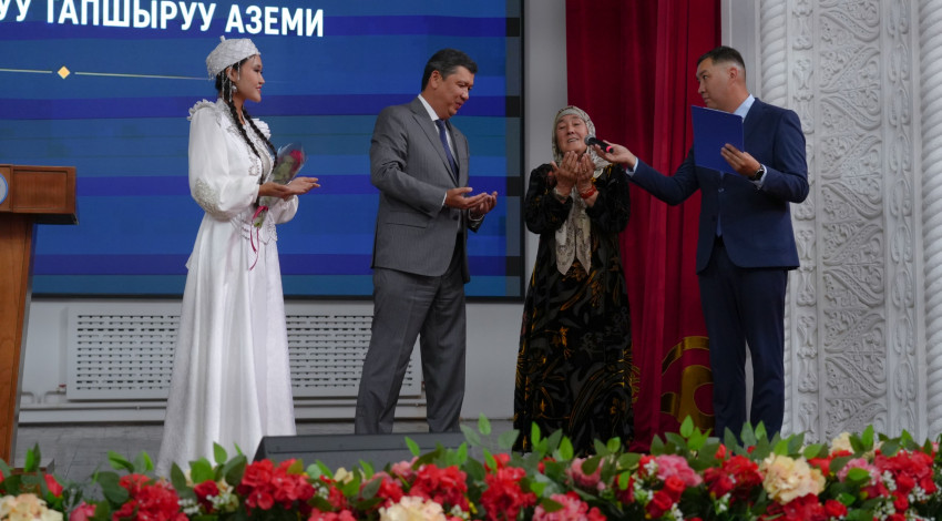 Балдарга көрсөткөн камкордугу жана татыктуу тарбиясы үчүн Бишкекте көп балалуу энелер мамлекеттик сыйлыктар менен сыйланышты