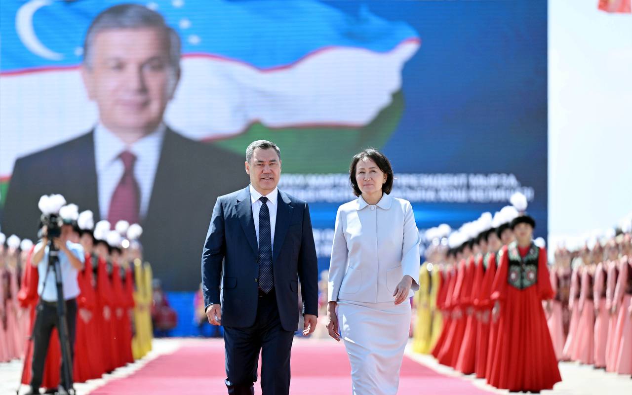 Президент Садыр Жапаров Кыргызстанга мамлекеттик сапар менен келген Өзбекстандын Президенти Шавкат Мирзиёевди тосуп алды