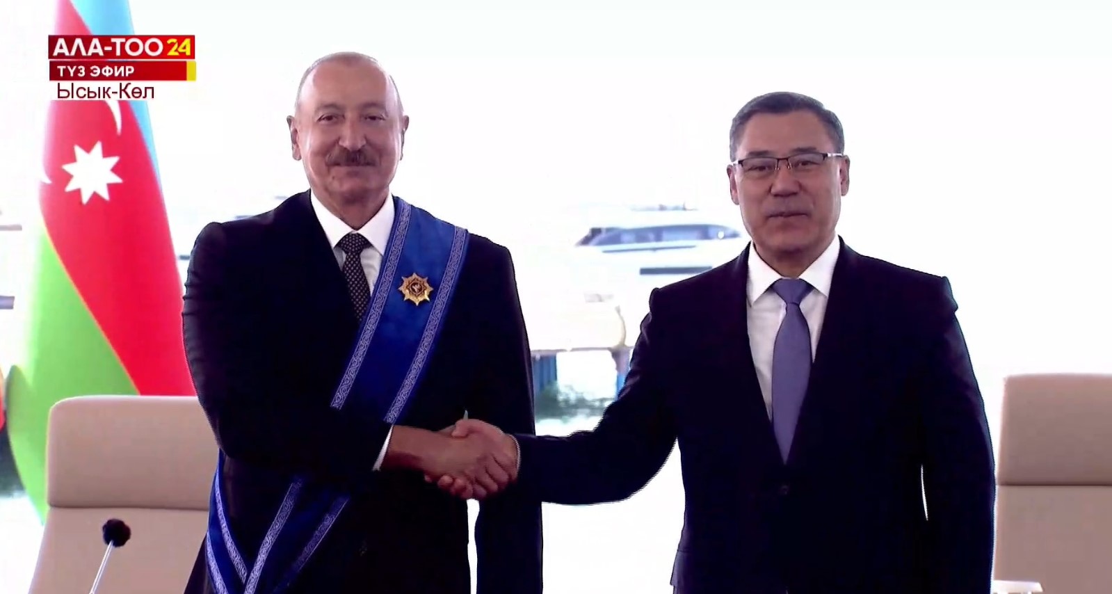 Садыр Жапаров Ильхам Алиевди "Манас" ордени менен сыйлады