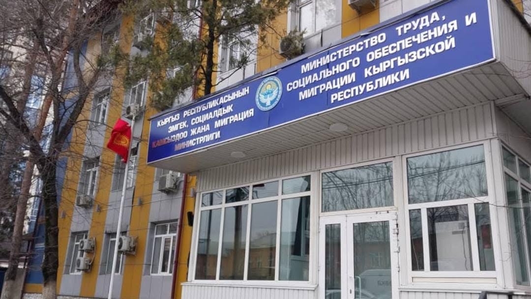Министрлик: Чет өлкөгө иштөө үчүн чыгып жаткан жарандардын кетер алдындагы даярдыктан өтүүсү милдеттүү