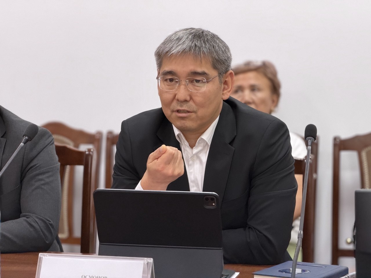 Майыптыгы бар адамдарга реабилитациялык жардам көрсөтүүнү өркүндөтүү маселеси талкууланды