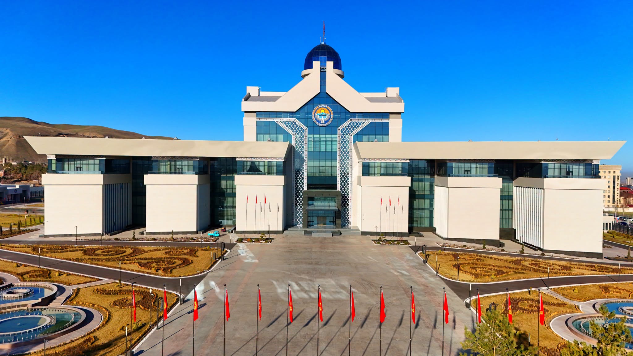 Кыргызстан Кытайдын кыргызстандык жарандар үчүн визасыз режим киргизүү чечимин кубаттайт