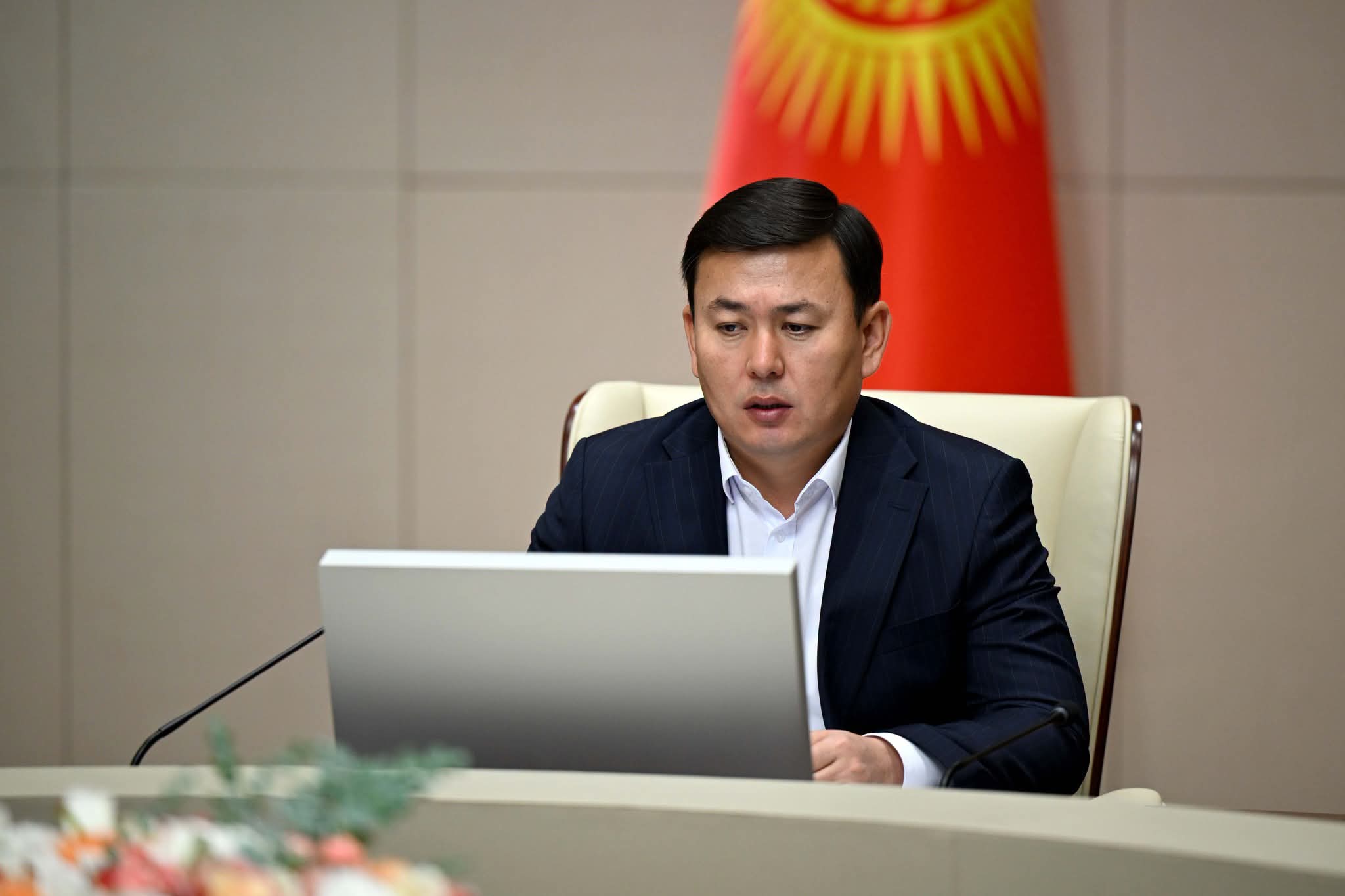 МинКаб Төрагасынын орун басары Улан Маматканов билим берүү мекемелеринин жаңы окуу жылына даярдыгы боюнча жыйын өткөрдү