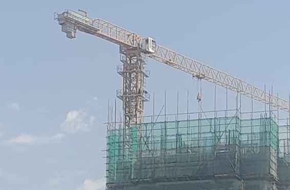 Манас шаарында турак үйдүн үстүнөн жүк өткөргөн ишканага 35 миң сом айып пул салынды