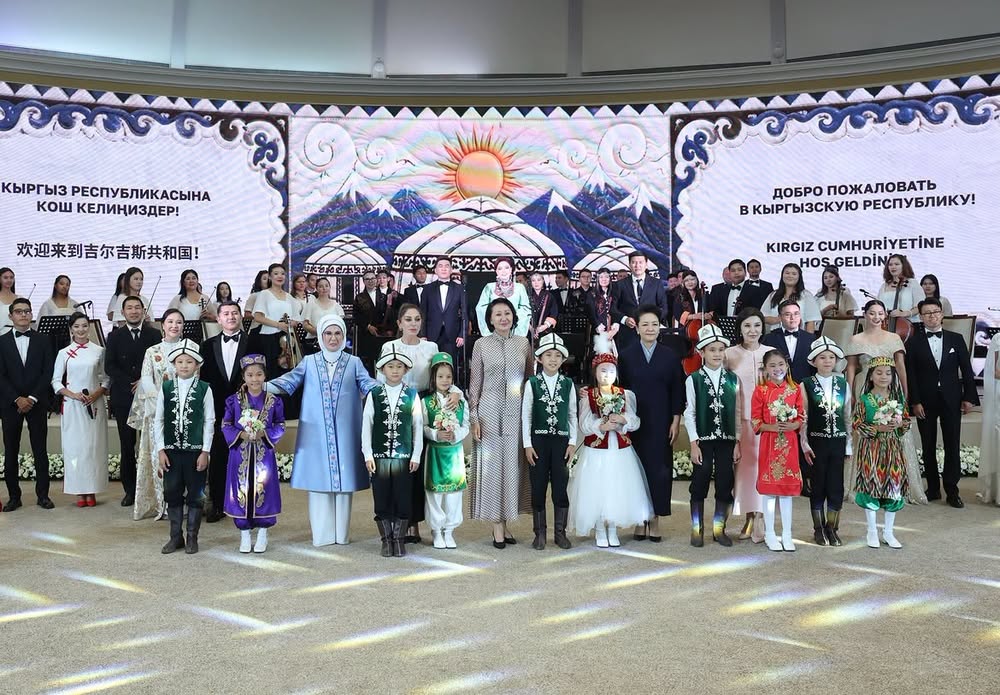 Беш өлкөнүн биринчи айымдары кол өнөрчүлөрдүн көргөзмөсү менен таанышты