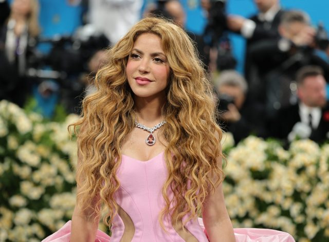 Президенттин иш башкаруучусу "Бишкек Аренаданын" ачылышына Shakira келерин ишарат кылды