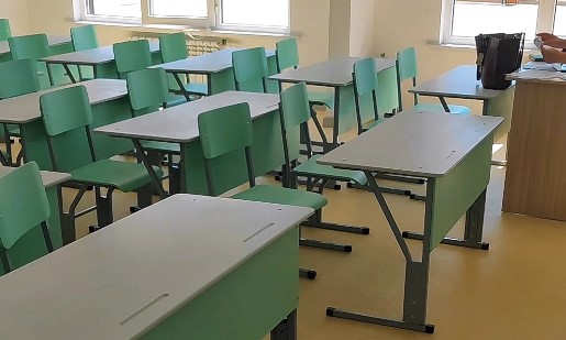 Курулуш министрлиги: Жаңы мектепте окуучулар үчүн парта жана отургучтар жок деген маалымат чындыкка дал келбейт