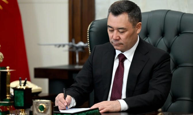 Президент бир катар мамлекеттик ишмерлерге "Эмгек Баатыры" наамын ыйгаруу тууралуу жарлыкка кол койду