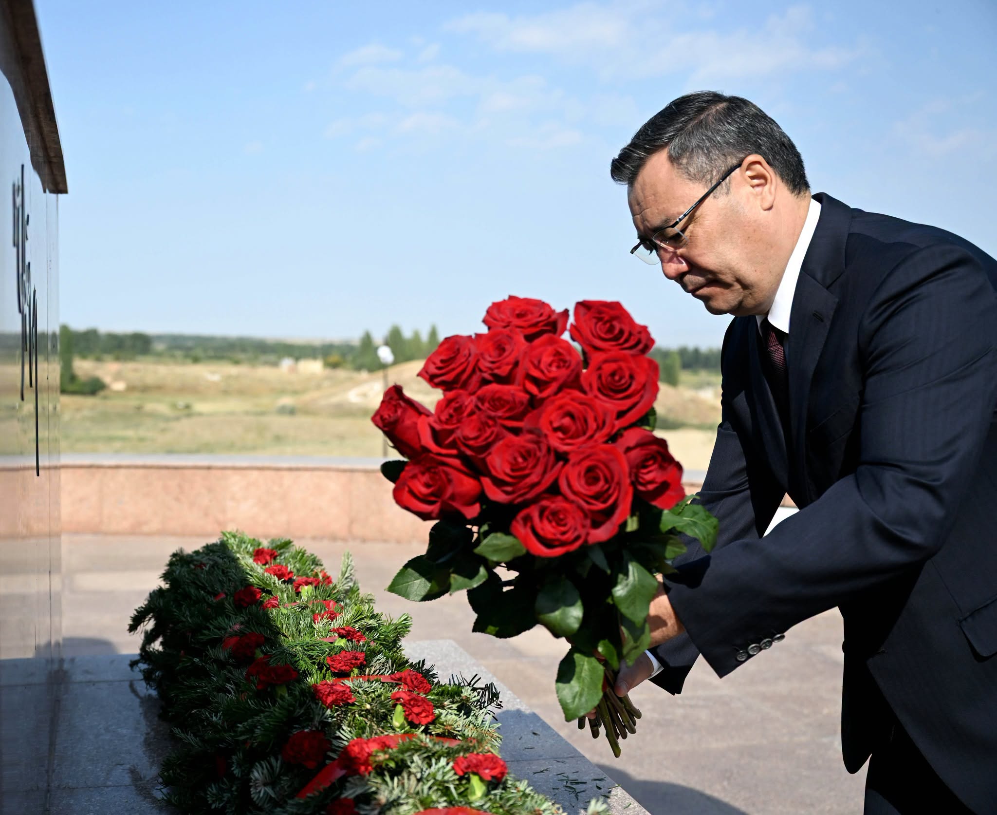 Садыр Жапаров жазуучу Чыңгыз Айтматовдун эстелигине гүл коюп, туристтик борбор катары түзүлгөн комплекс менен таанышты