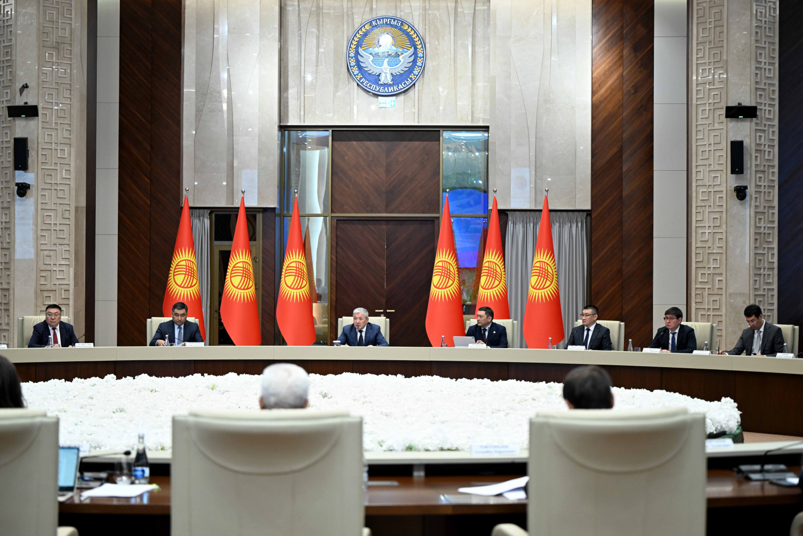 МинКаб Төрагасы Адылбек Касымалиев Кылмыштуу ишти каржылоого жана кылмыштуу кирешелерди адалдоого каршы аракеттенүү маселелери боюнча ведомстволор аралык комиссиянын жыйынына катышты