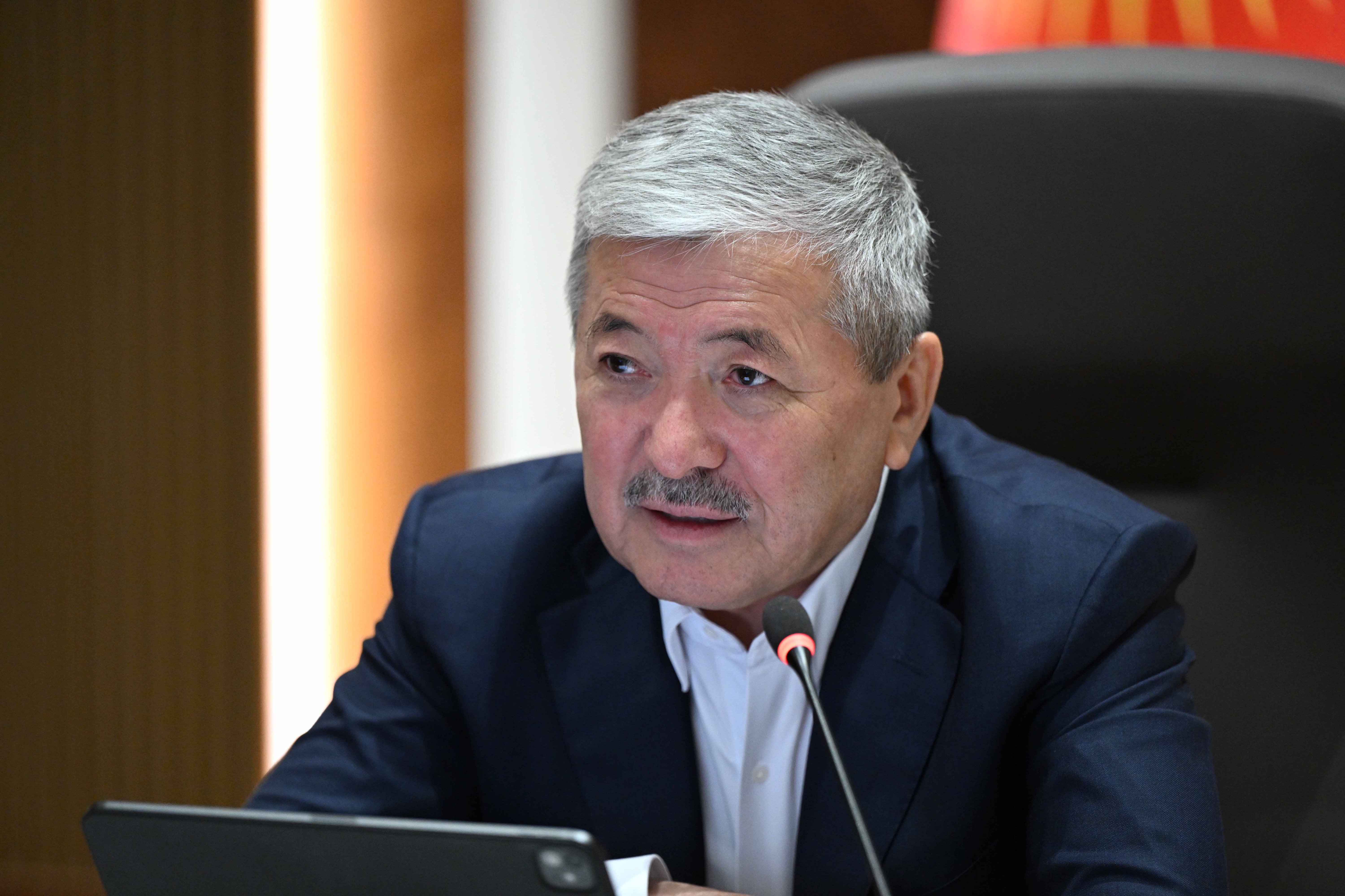 Министрлер Кабинетинин Төрагасы Адылбек Касымалиев социалдык-экономикалык өнүгүүнүн актуалдуу маселелери боюнча аппараттык кеңешме өткөрдү