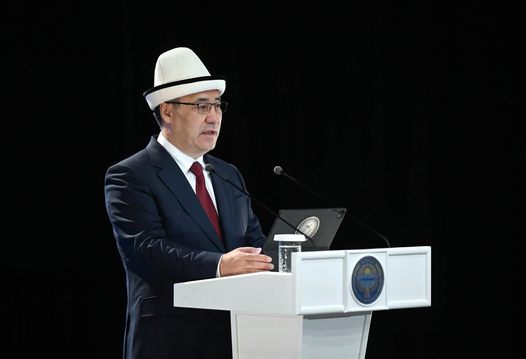 Президент Садыр Жапаров: Көлөмү жана көркөмдүгү жагынан дүйнөдө теңдеши жок “Манас” эпосу, төкмөлүк өнөр, манасчылык, комузчулук, салттуу музыка, улуттук театр, бий өнөрү – булардын баарын жаңыча өнүктүрүү жалпы милдетибиз