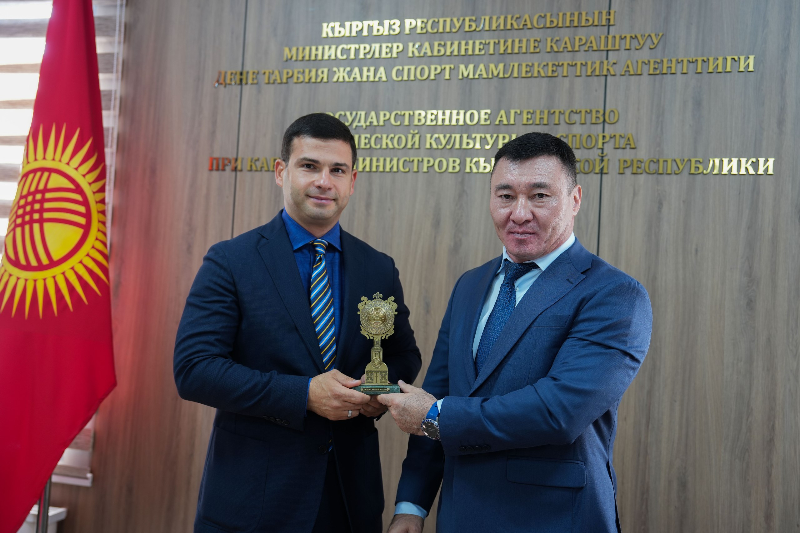 Урмат Асанбаев Азербайжандын мини-футбол федерациясынын делегациясы менен жолугушту