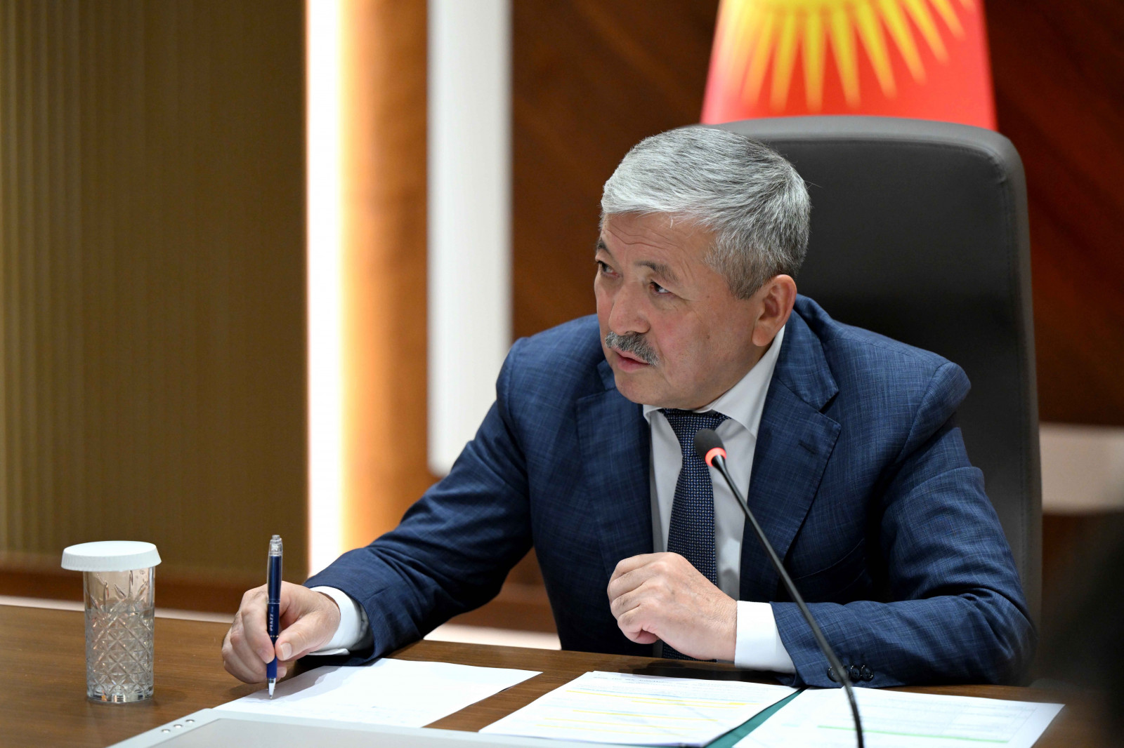 МинКаб Төрагасы мамлекеттик башкаруу системасын бюрократиядан арылтуу боюнча ведомстволор аралык комиссиянын кезектеги жыйынын өткөрдү