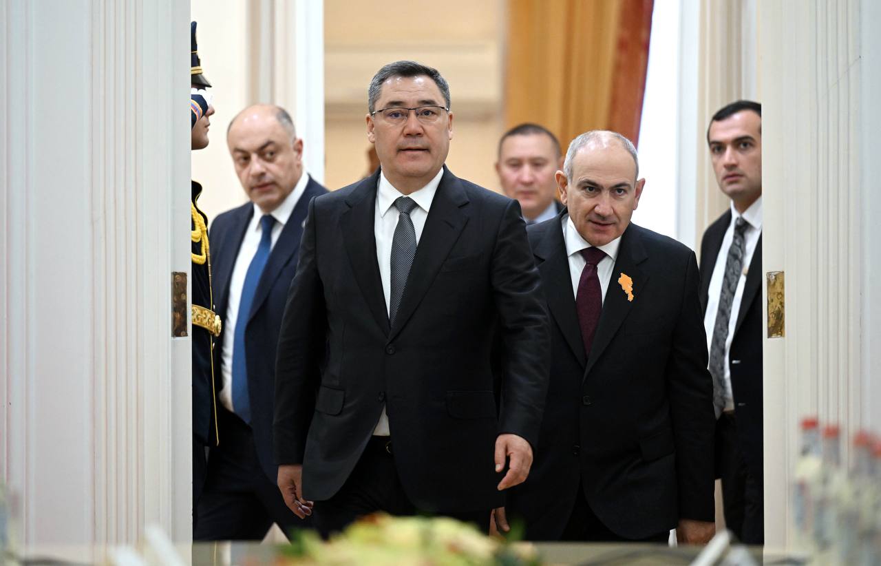Президент Садыр Жапаров Армениянын Премьер-министри Никол Пашинян менен кеңейтилген форматта сүйлөшүүлөрдү өткөрдү