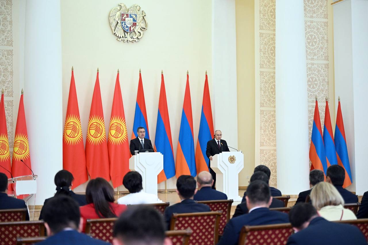 Президент Садыр Жапаров Арменияга болгон сапарынын жыйынтыгы боюнча ЖМКлар үчүн билдирүү жасады