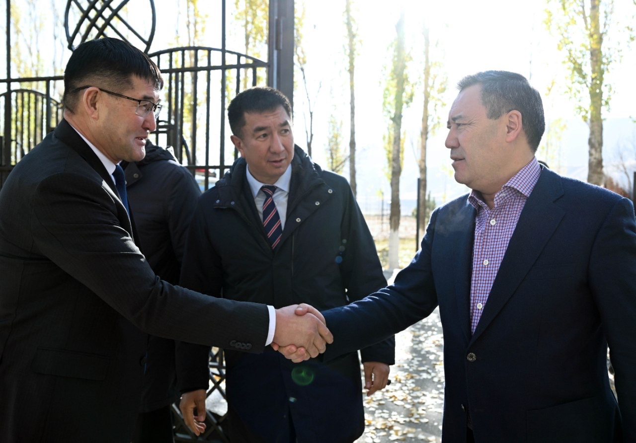 Президент Садыр Жапаров Чаткал районунун социалдык-экономикалык өнүгүүсү менен таанышты